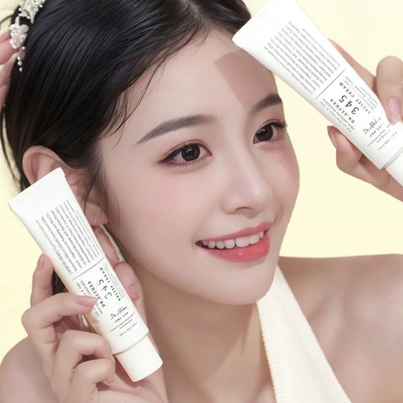 Hydrating face cream with lightweight moisturizing skincare formula