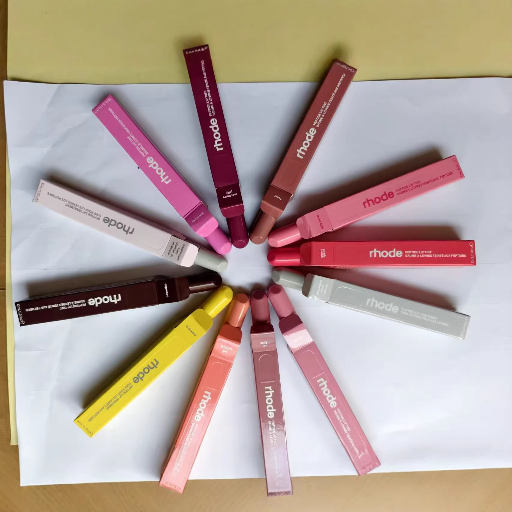Lightweight lip glaze lipstick for natural glossy lip look